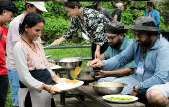 बाढी प्रभावितका लागि आनी छोइङ डोल्मा फाउन्डेसन र मानवसेवा आश्रमद्वारा भोजन वितरण