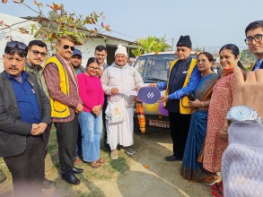 अग्रवाल दम्पत्तीद्वारा मानवसेवा आश्रम विराटनगरलाई मारुती भ्यान प्रदान