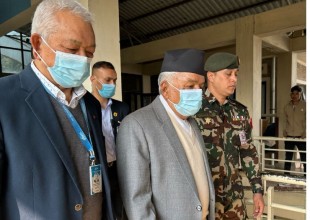 अस्पतालमै पुगेर राष्ट्रपतिले लिए अर्थमन्त्रीको स्वास्थ्य अवस्थाबारे जानकारी
