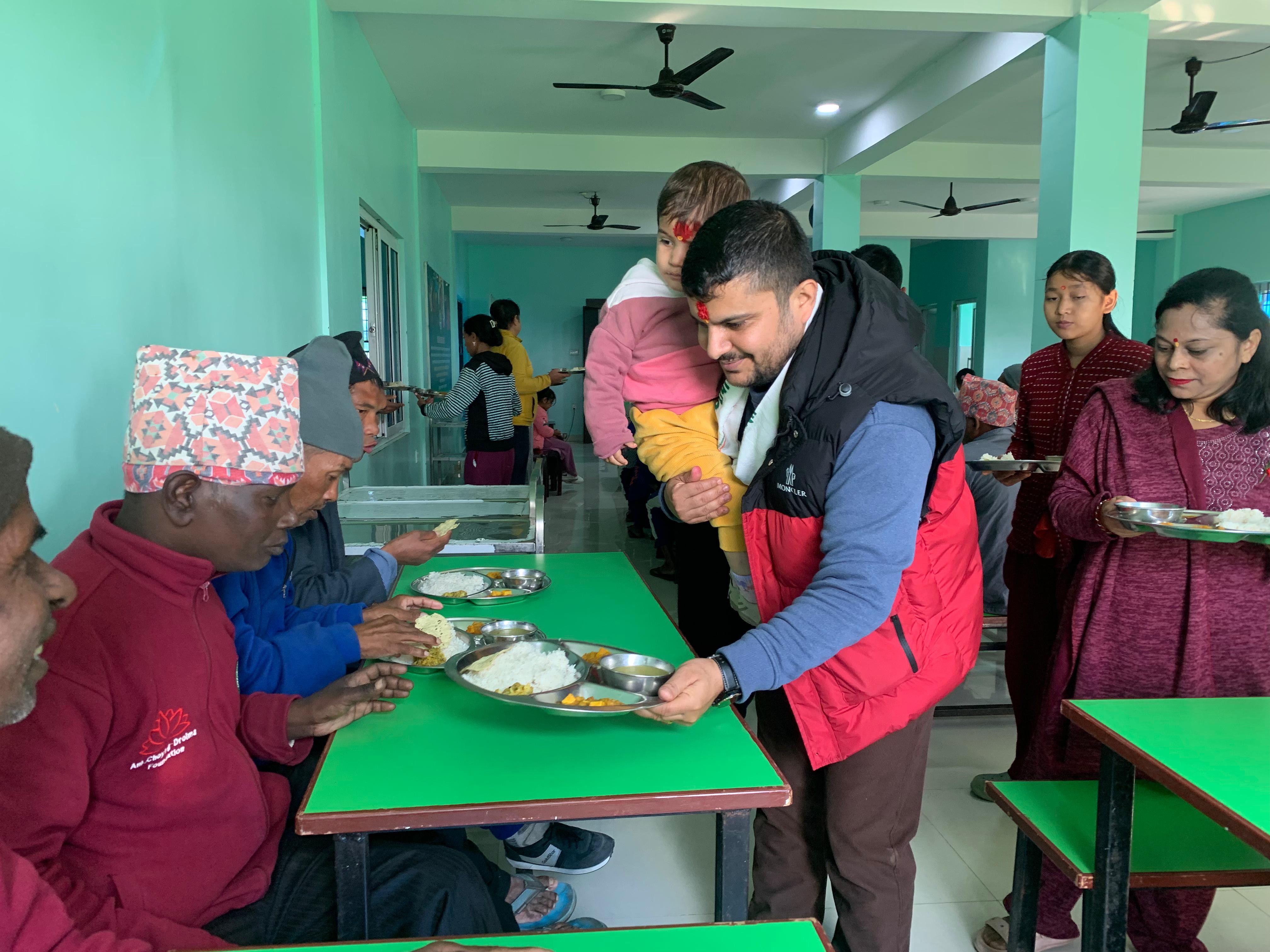 भट्टराईद्वारा तिलाेत्तमा सेवाकेन्द्रमा भाेजनसेवा सहयाेग