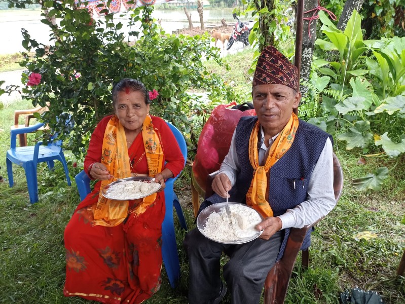 जिल्ला समन्वय समिति चितवनका प्रमुख नारायण अधिकारीद्वारा ५० हजार रुपैयाँ सहयाेग