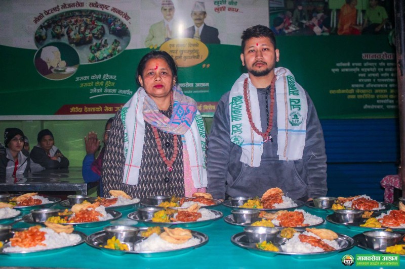 थापाद्वारा धनगढी सेवाकेन्द्रमा भोजनसेवा