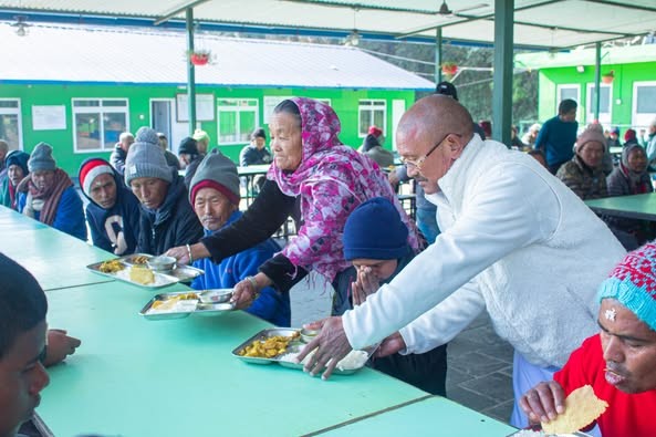 पितृहरुको स्मृतिमा पुन परिवारद्वारा हेम्जा सेवाकेन्द्रमा भाेजन याेगदान