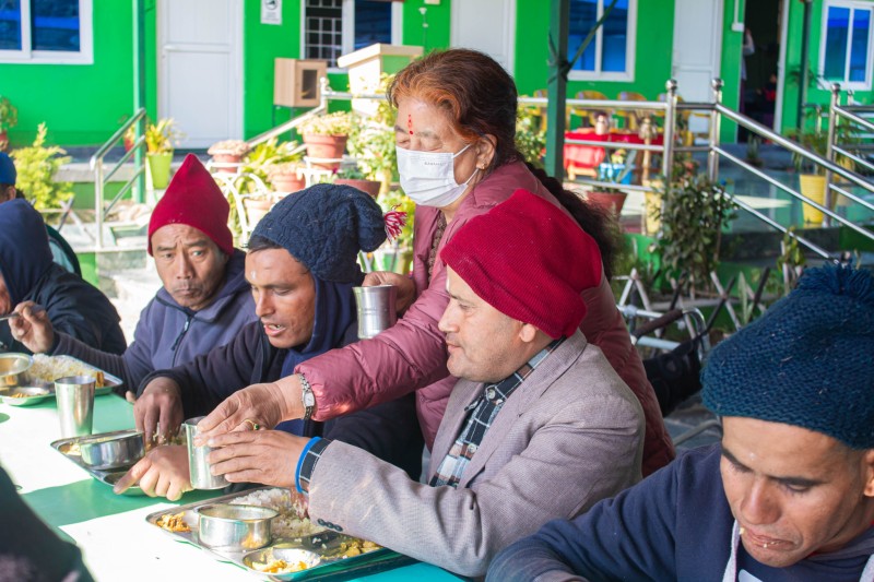 छाेराकाे जन्मदिनकाे अवसरमा हेम्जा सेवाकेन्द्रमा भाेजन याेगदान