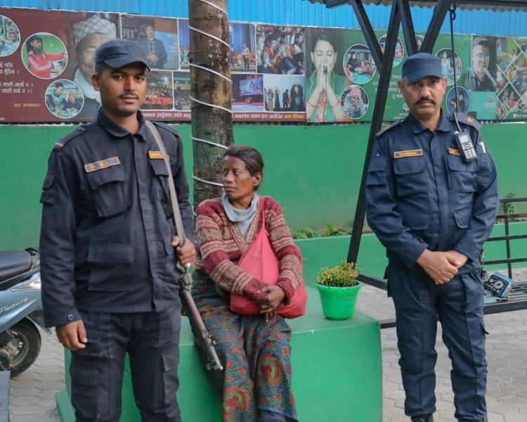 छोरेपाटनको सडकपेटीबाट ४० वर्षीय  लिजा रानाकाे  उद्धार