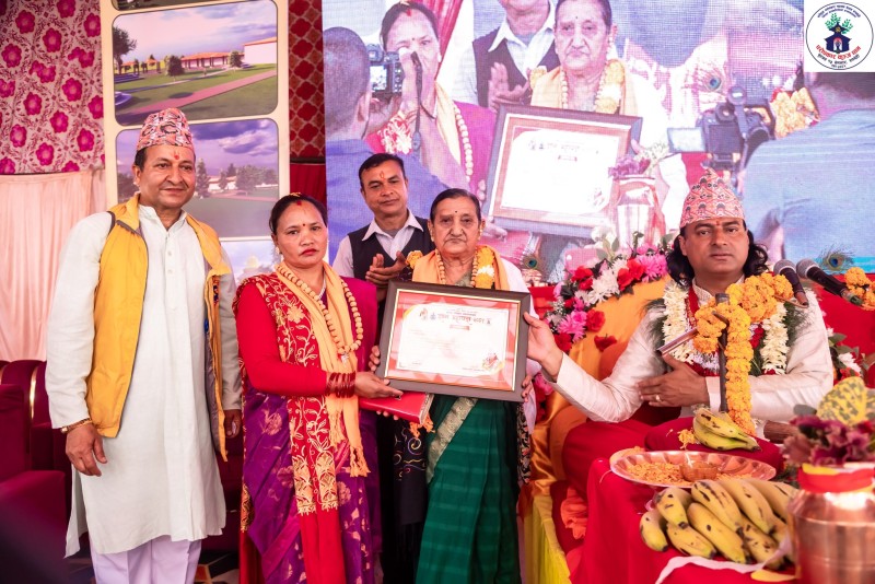 महायज्ञमा साेमबार क्षेत्री परिवारद्वारा १ लाख ११ हजार १ सय ११ रूपैयाँ दान