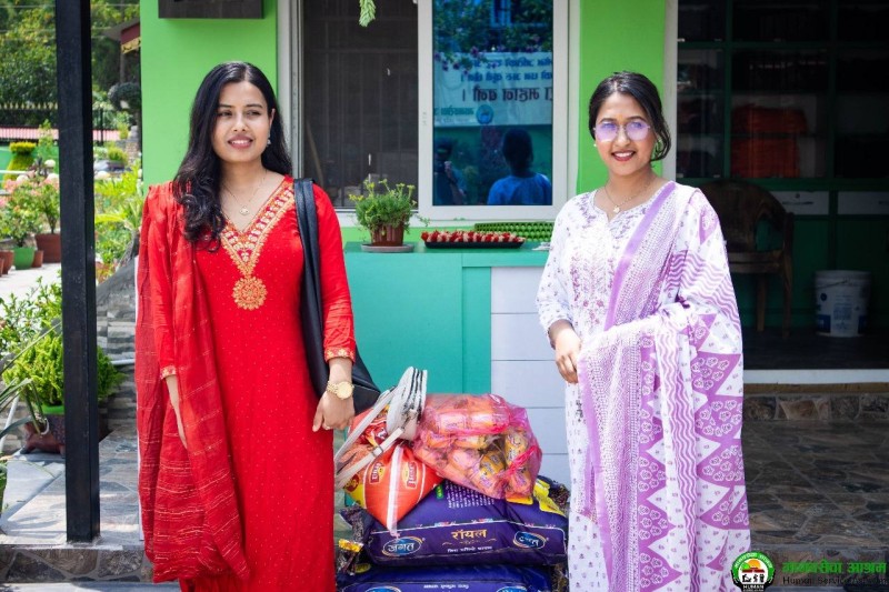 मानवसेवा आश्रम मुख्य कार्यालय हेटाैँडालाई  खाद्य सामाग्री योगदान