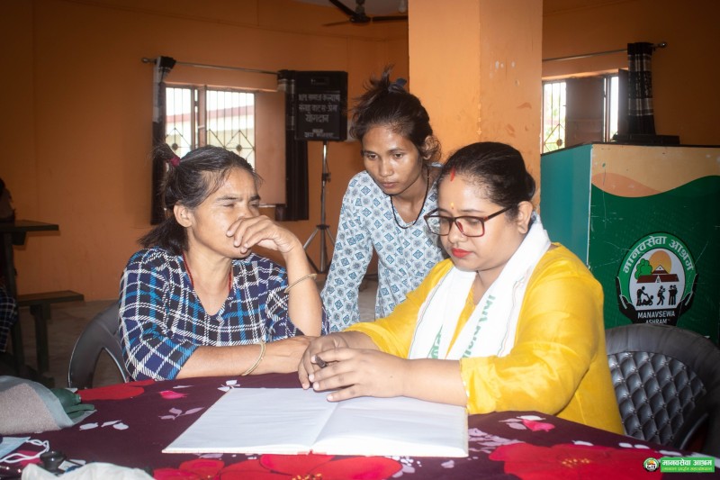 स्त्री रोग विशेषज्ञ डा. रायद्वारा मानवसेवा आश्रम वीरगञ्ज सेवाकेन्द्रमा स्वास्थ्य परिक्षण