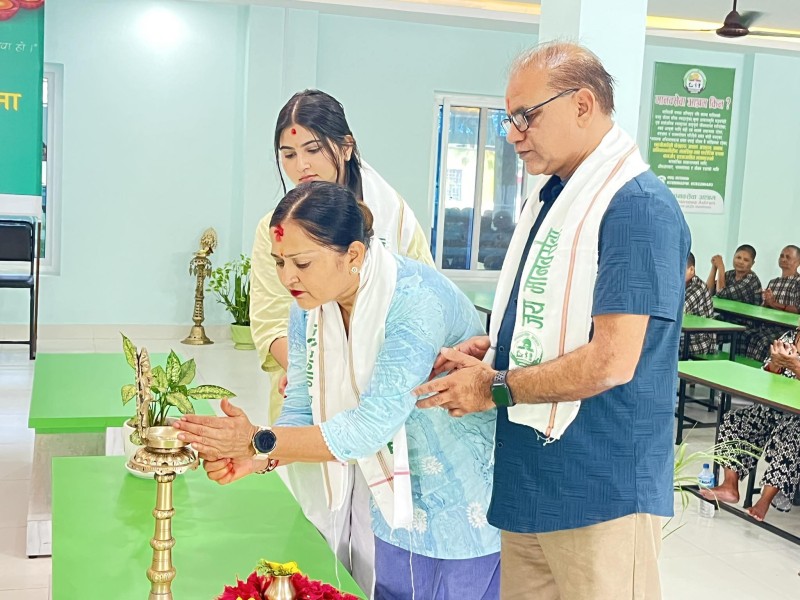 आश्रमका अभिभावक पौडेलद्वारा चितवन सेवाकेन्द्रमा भोजन सेवा योगदान