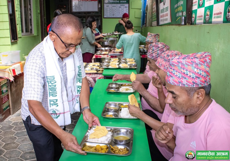 धर्मकुमारी बस्नेतद्वारा मानवसेवा आश्रम भक्तपुर सेवाकेन्द्रमा भोजनसेवा योगदान