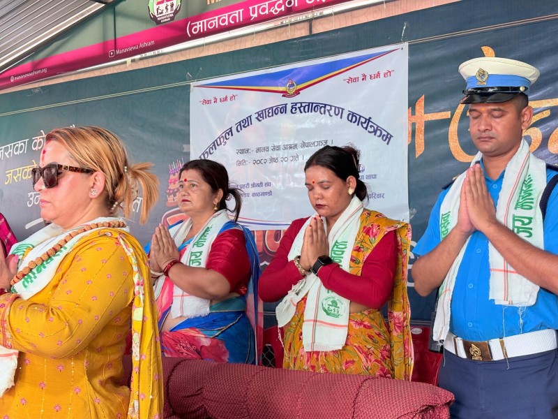 नेपाल प्रहरी श्रीमती संघ परिवारका अध्यक्ष  थापाद्वारा खाद्यान्न सामग्री योगदान