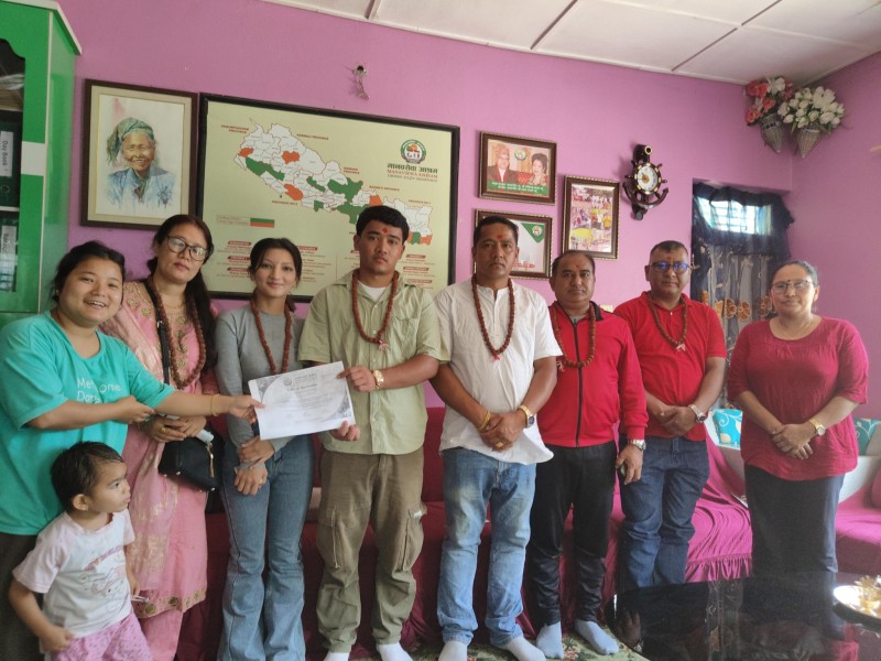 समिप खत्री र दिपिका खत्रीद्वारा  बागलुङ सेवाकेन्द्रलाई नगद  २० हजार रूपैयाँ याेगदान