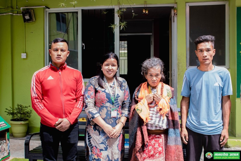 सामाजिक सञ्जालमा राखिएकाे  भिडियोबाट  आमा र छोराको पुनर्मिलन