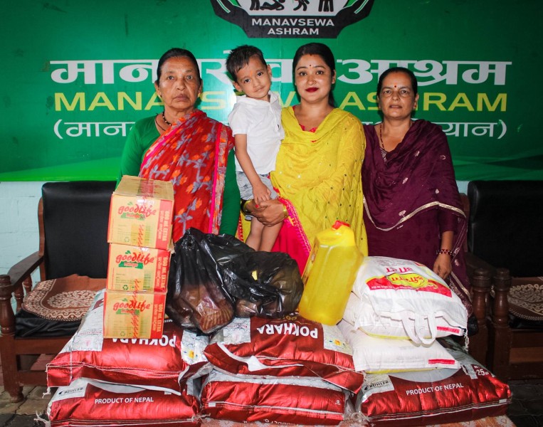 पाण्डे दम्पतीद्धारा दिवंगत आमाको स्मृतिमा खाद्यान्न सामग्री सहयोग 