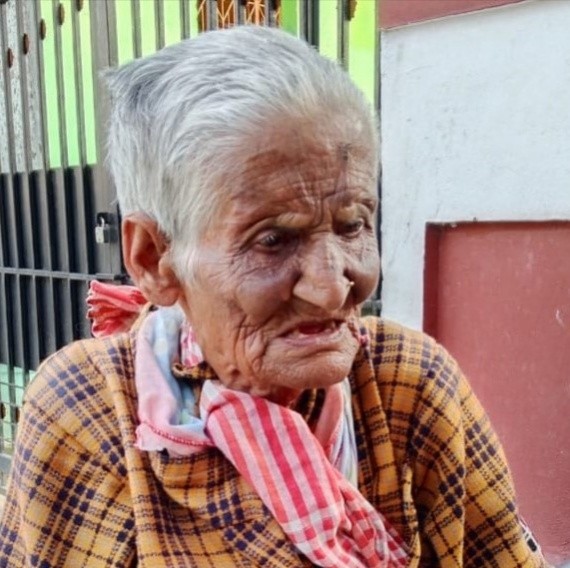वीरगञ्ज सेवाकेन्द्रद्वारा नाम-ठेगाना बताउन नसक्ने ८० वर्षीय १ जना महिलाकाे उद्धार