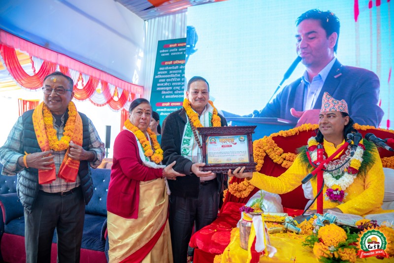 आश्रम भवन निर्माणका लागि सहदेव र आनन्द प्रकाश राजभण्डारीद्वारा १० लाख ११ हजार १ सय ११ सहयोग