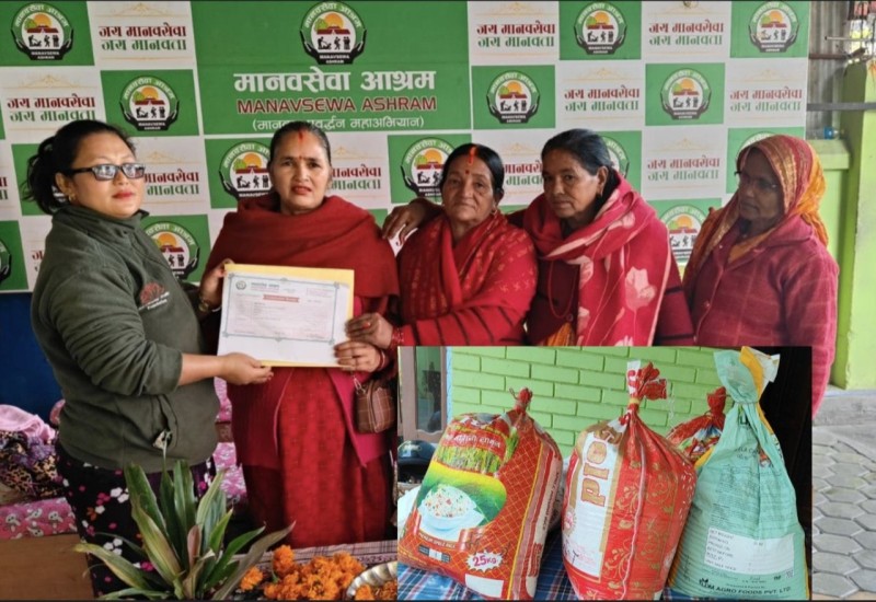 नवदुर्गा आरती समूहद्वारा आश्रमका लागि खाद्य सामग्री सहयोग