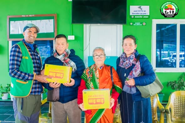 इन्द्रबहादुर गुरुङद्वारा जन्मदिनकाे अवसरमा आश्रमलाई खाद्य सहयोग