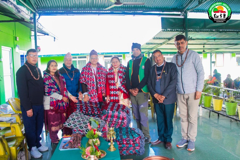 दुहा दम्पत्तीद्वारा विवाह वर्षगाँठको अवसरमा न्यानो कपडासहित खाद्यान्न सहयोग