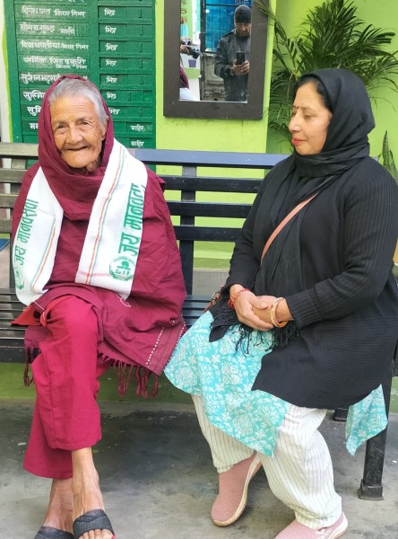 आश्रम बसाइकाे ५० दिनपछि मेनुका ढुङ्गेलको पारिवारिक पुनर्मिलन