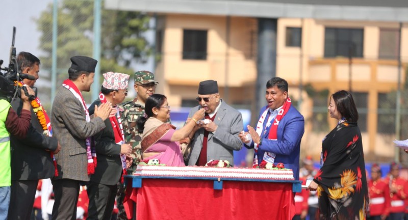 केक काटेर केपी ओली कपको उद्घाटन