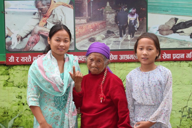 दाङ सेवाकेन्द्रमा एकजना आमाको पारिवारिक पुनर्मिलन