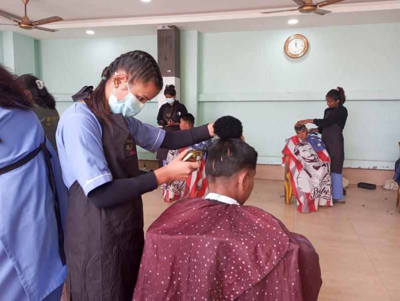 चेली नेपालद्वारा चितवन  सेवाकेन्द्रमा आश्रित मानवहरूको कपाल सुधार