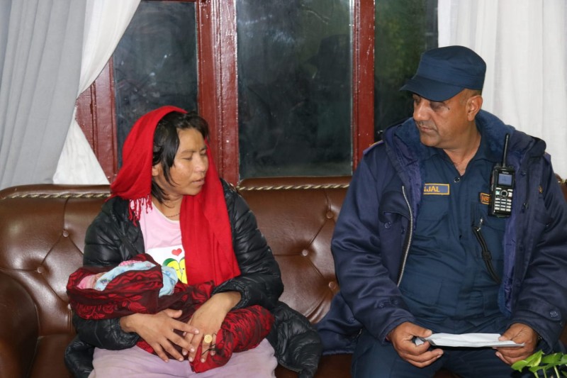 छोरेपाटन सेवाकेन्द्रद्वारा एक महिने शिशुसहित आमाकाे उद्धार