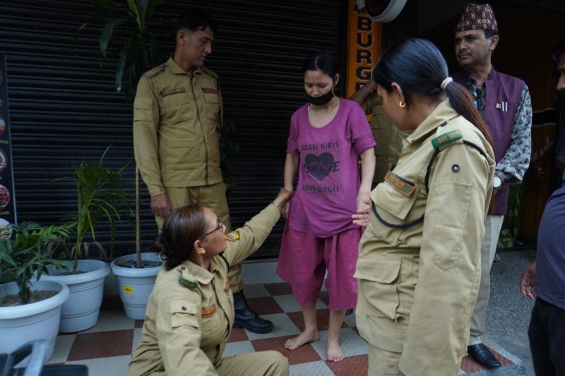 साेमबार मानवसेवा आश्रम झापा सेवाकेन्द्रद्वारा सडकआश्रित आमाछाेराकाे उद्धार