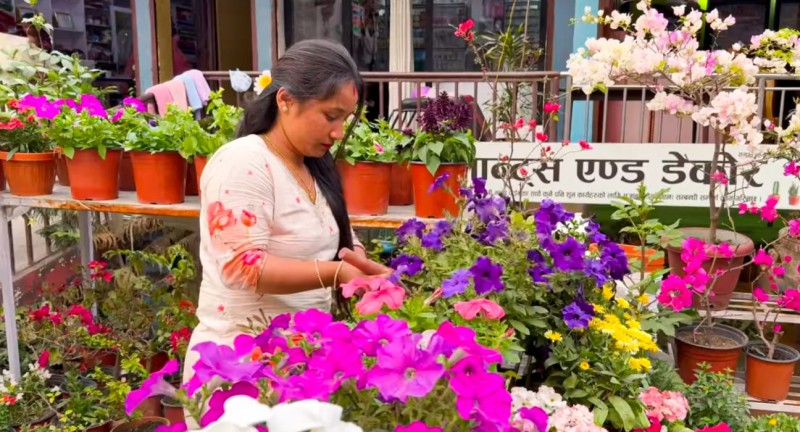 फूल बिक्री गरेरै मासिक दुई लाख आम्दानी