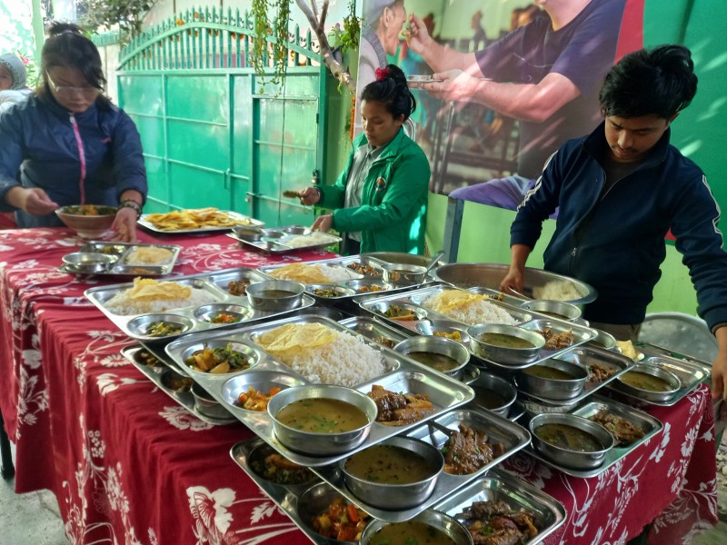 आश्रमका विभिन्न सेवाकेन्द्रमा १७ वटा भोजनसेवा र ५ वटा खाजा सेवा  याेगदान