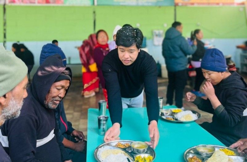 आश्रमको दाङ तुलसीपुर शाखामा  सोम गुरुङबाट  भोजन सेवा योगदान