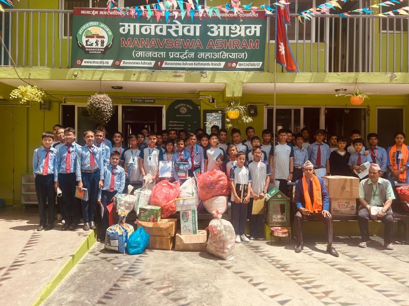 रेडियन्ट रिडर्स एकेडेमीद्वारा रानीवन सेवाकेन्द्रलाई खाद्यान्न सामाग्री याेगदान